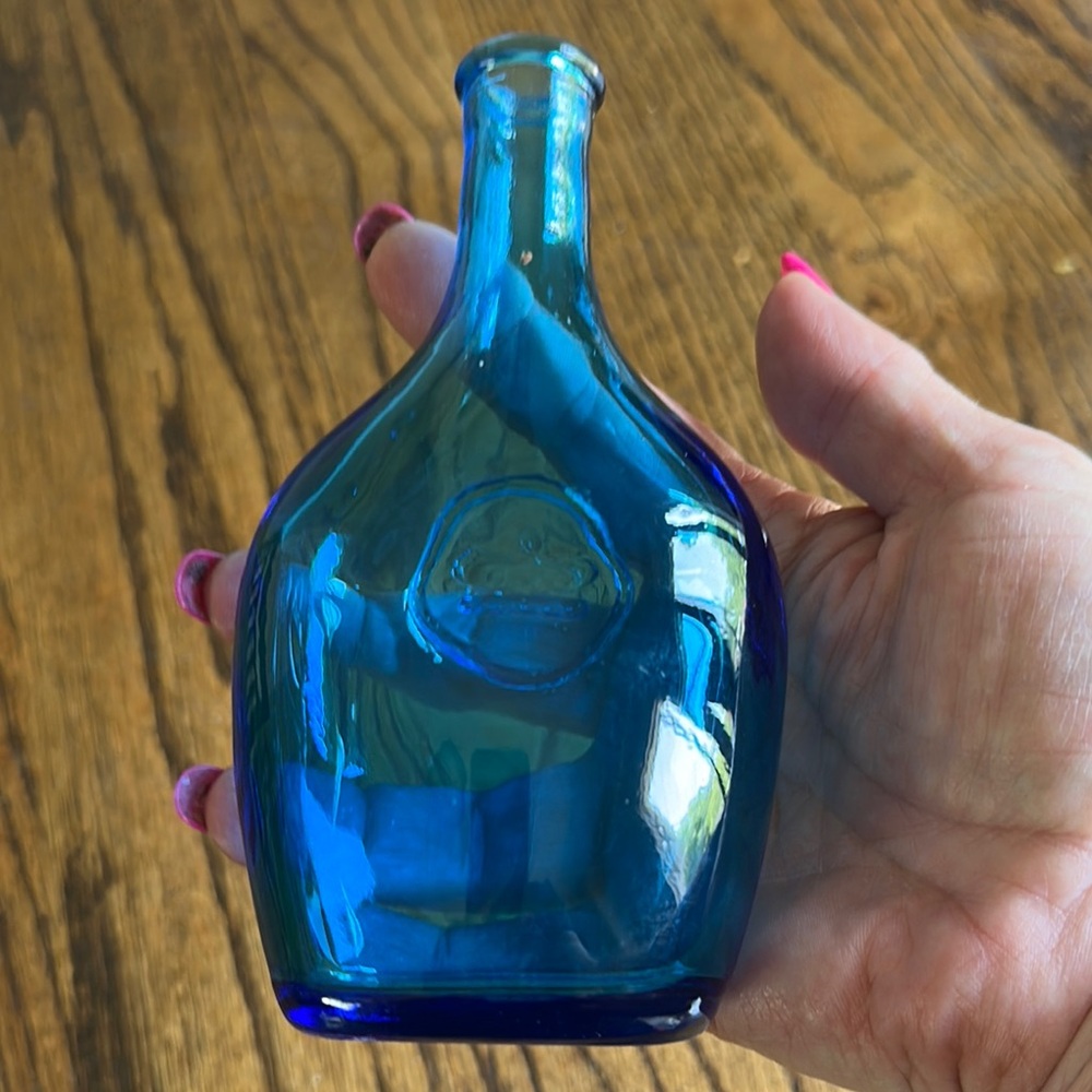 Wheaton NJ Vintage Vibrant Blue Embossed Crown Glass Bottle - Picture 4 of 4